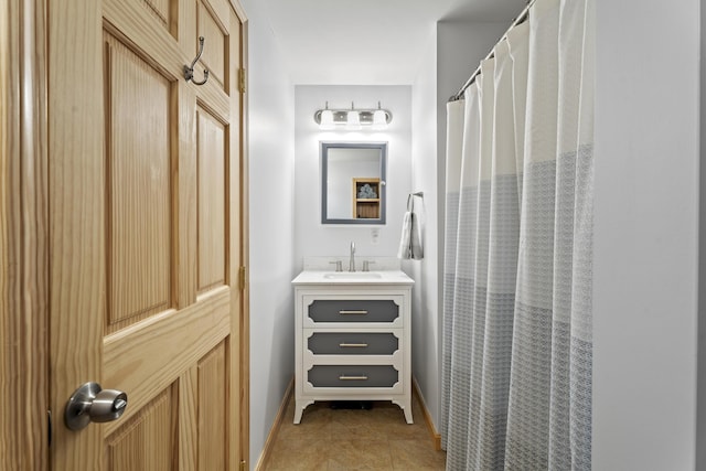 bathroom featuring a shower with curtain and vanity