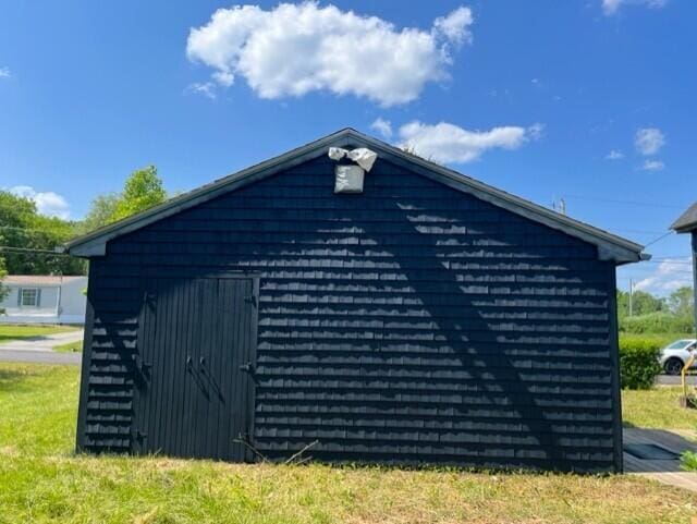 view of side of property with an outbuilding