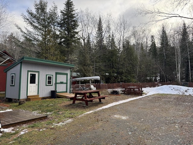 view of yard with an outbuilding