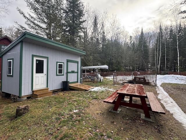 view of yard with an outdoor structure