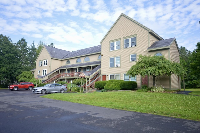 view of front facade featuring a front lawn