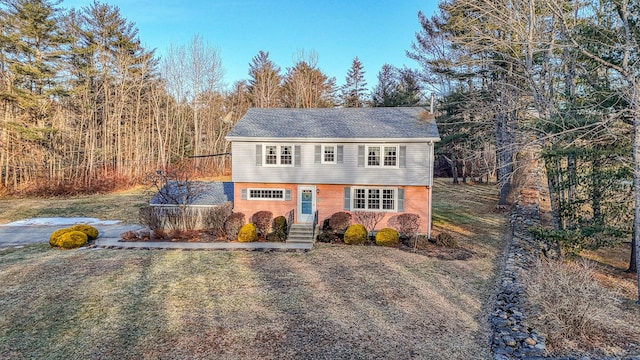 front of property featuring a front lawn