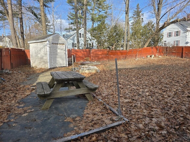 view of yard featuring a shed