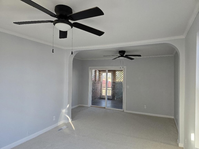 empty room featuring ceiling fan and crown molding