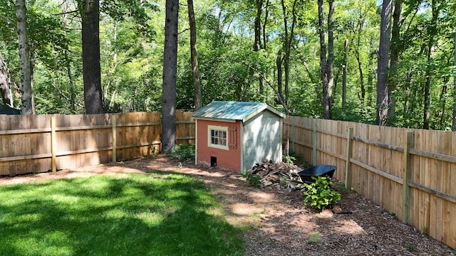 view of yard with a storage shed