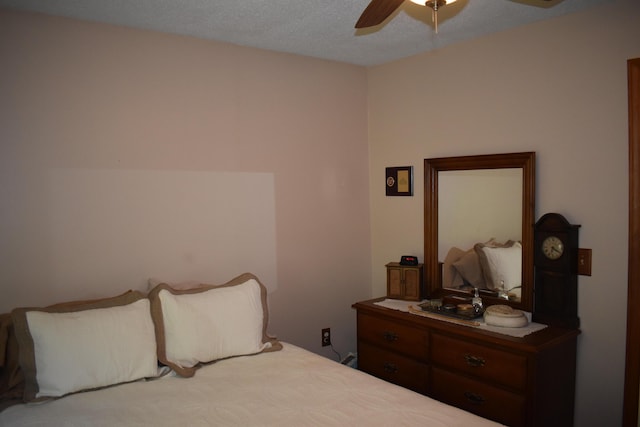 bedroom featuring ceiling fan and a textured ceiling