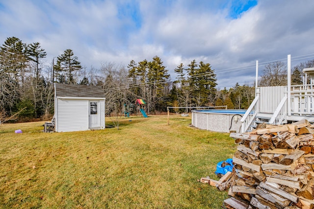 view of yard featuring a shed