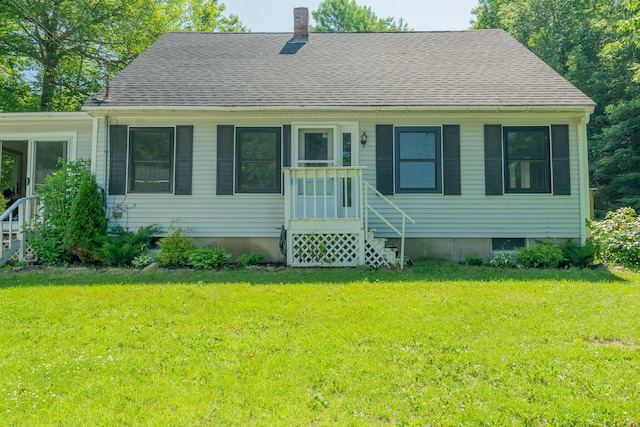 view of front of property featuring a front lawn