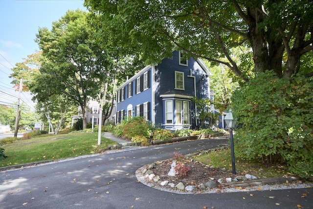 view of front of home with a front lawn