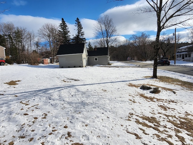 view of yard layered in snow