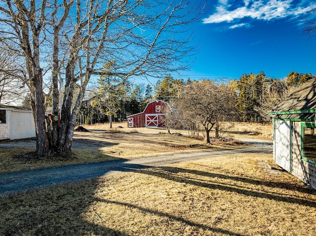 view of yard with an outbuilding