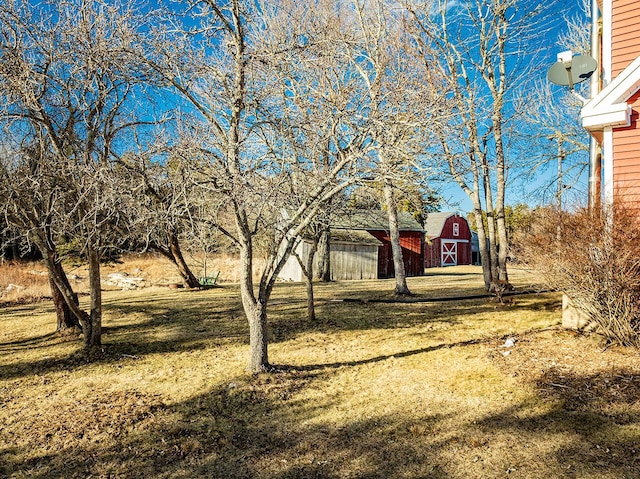 view of yard featuring an outbuilding