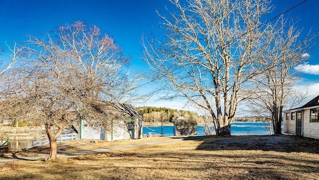 view of yard featuring a water view