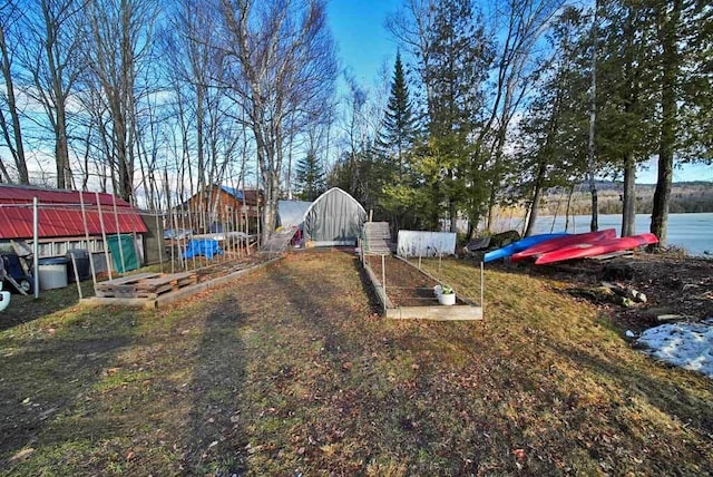 view of yard featuring a garden