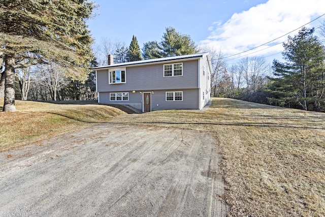 view of front of home featuring a front yard