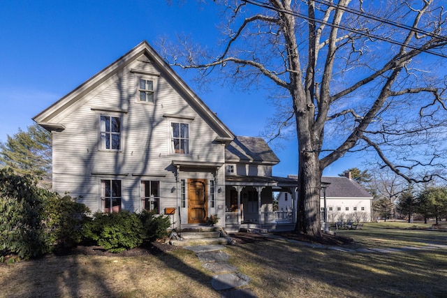 view of front of property featuring a front yard