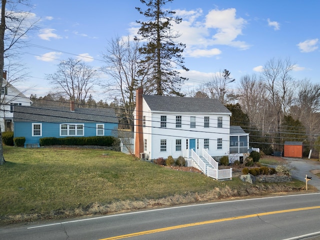 view of front facade featuring a front yard