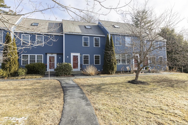 view of front of property with a front yard