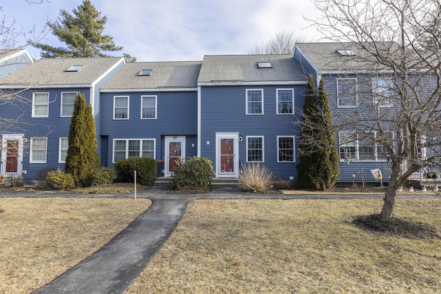 view of front of property featuring a front lawn