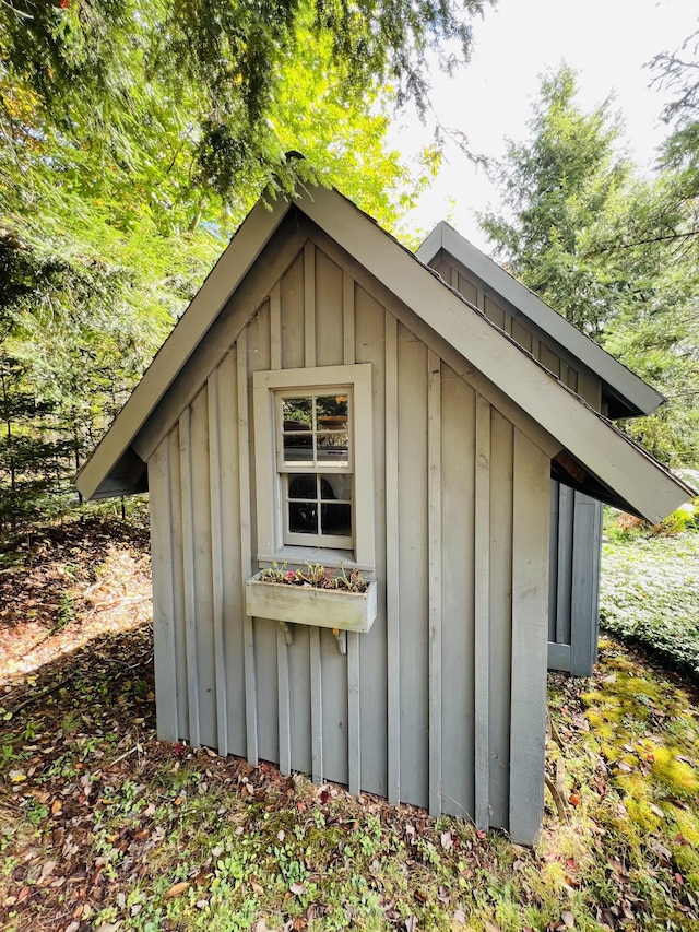 view of outbuilding