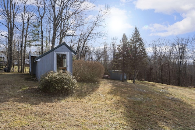 view of yard with a storage unit