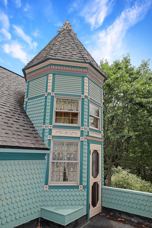 exterior space featuring a shingled roof