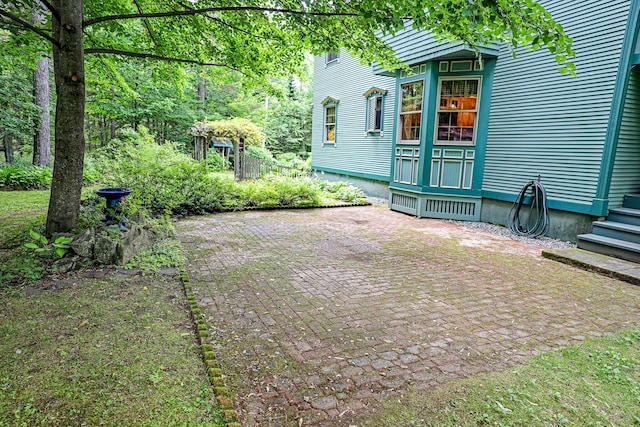 view of yard featuring a patio area