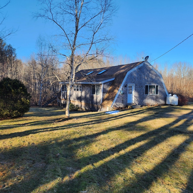 view of front of property with a front yard