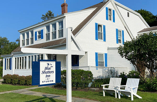 view of front of home featuring a front yard