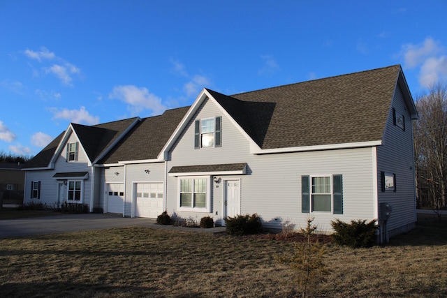 view of front property featuring a front lawn