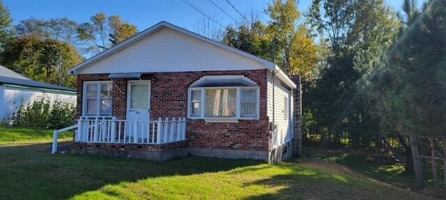 view of front of house featuring a front lawn