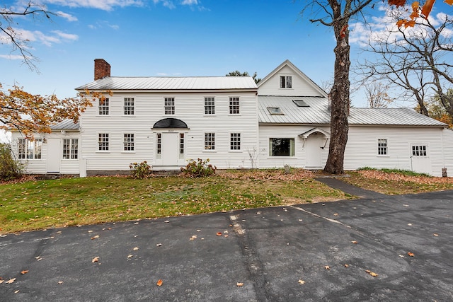 view of front of property featuring a front lawn