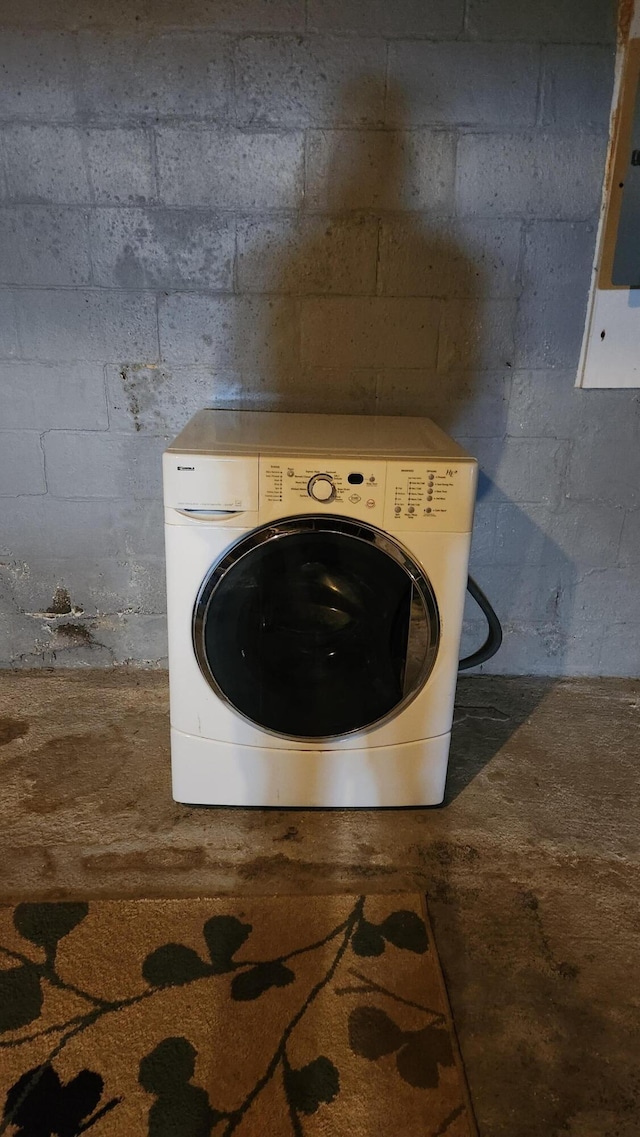 laundry area with laundry area and washer / dryer