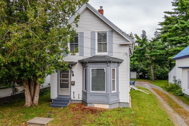 view of front of home featuring a front yard