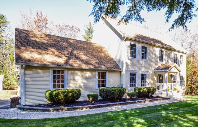 colonial home featuring a front yard