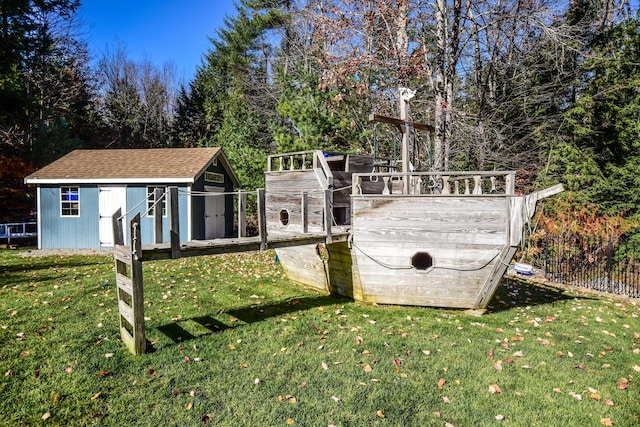 view of yard with a storage unit