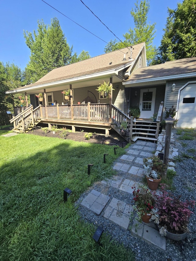 view of front of house featuring a front lawn