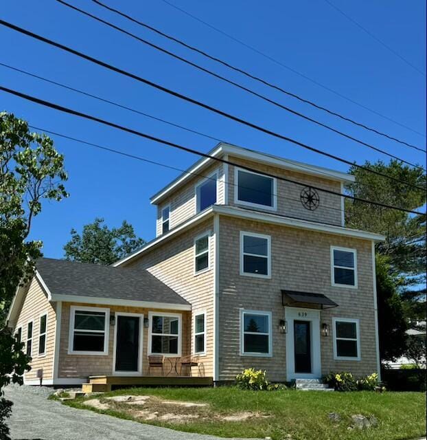 view of front of property featuring a front lawn