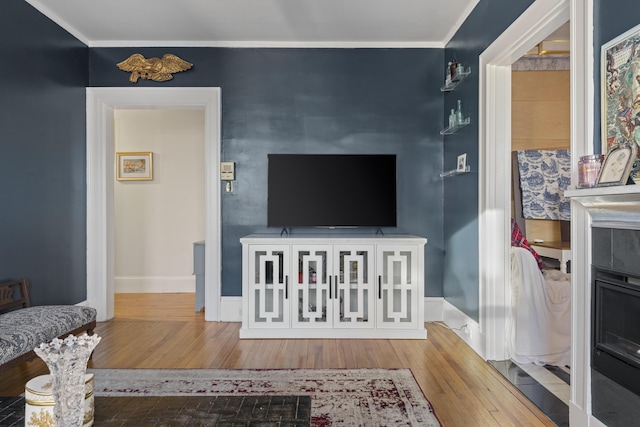 living room with wood-type flooring and crown molding