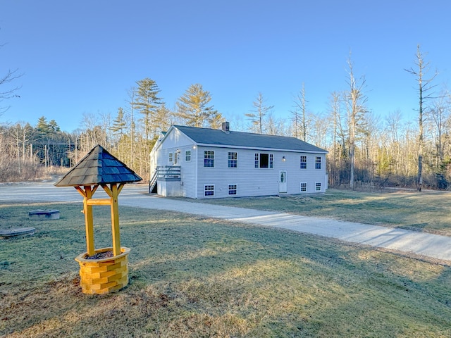 view of front facade featuring a front lawn