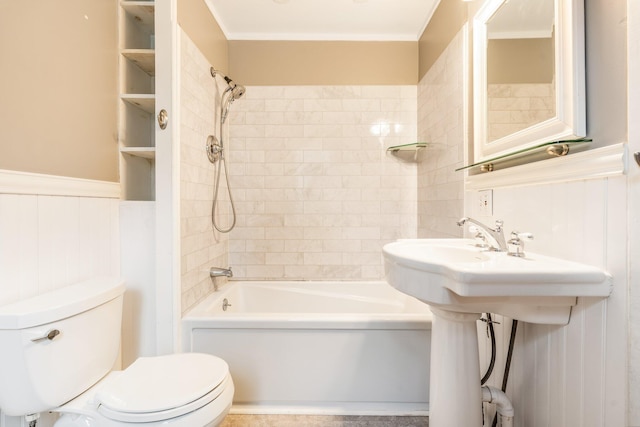 bathroom with toilet and tiled shower / bath