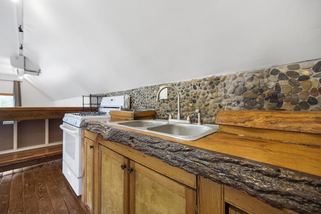 kitchen featuring lofted ceiling, white range with gas cooktop, dark hardwood / wood-style flooring, and sink