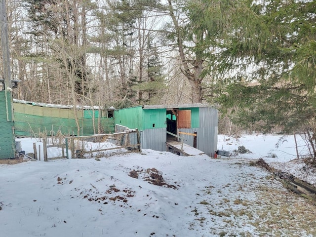 view of yard layered in snow