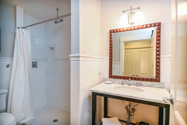 bathroom with a shower with curtain, toilet, and sink