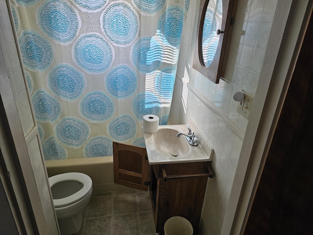 full bathroom featuring tile walls, shower / bathtub combination with curtain, vanity, and toilet