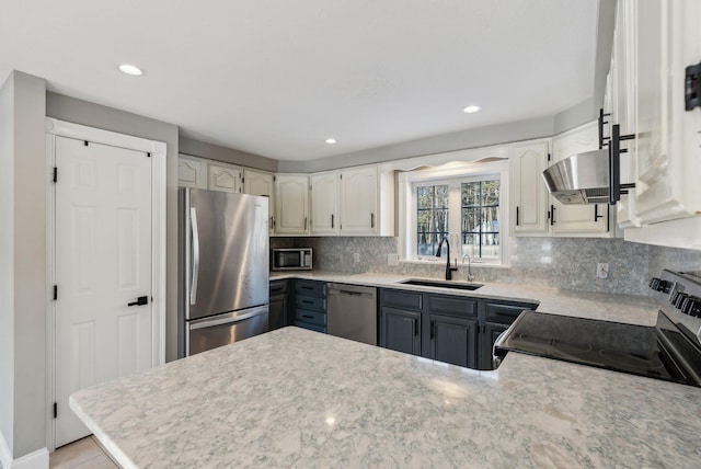 kitchen featuring appliances with stainless steel finishes, gray cabinets, sink, and kitchen peninsula