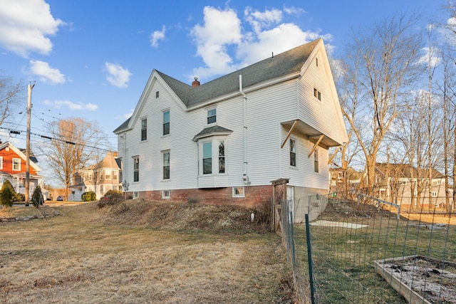 view of side of property featuring a lawn