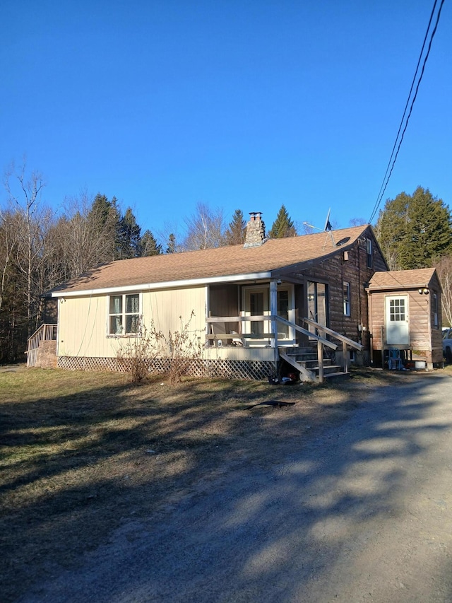 view of front facade with covered porch and a front yard