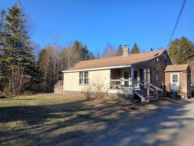 view of front facade with a front lawn and covered porch