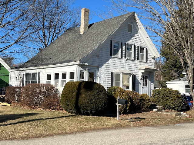 view of side of property featuring a lawn